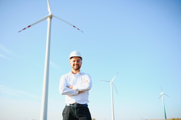 Energieingenieur arbeiten mit Windkraftanlagen.