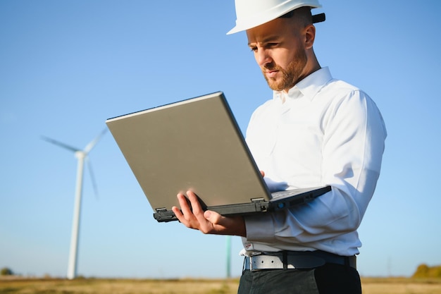 Energieingenieur arbeiten mit Windkraftanlagen.