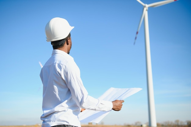 Energieingenieur arbeiten mit Windkraftanlagen.