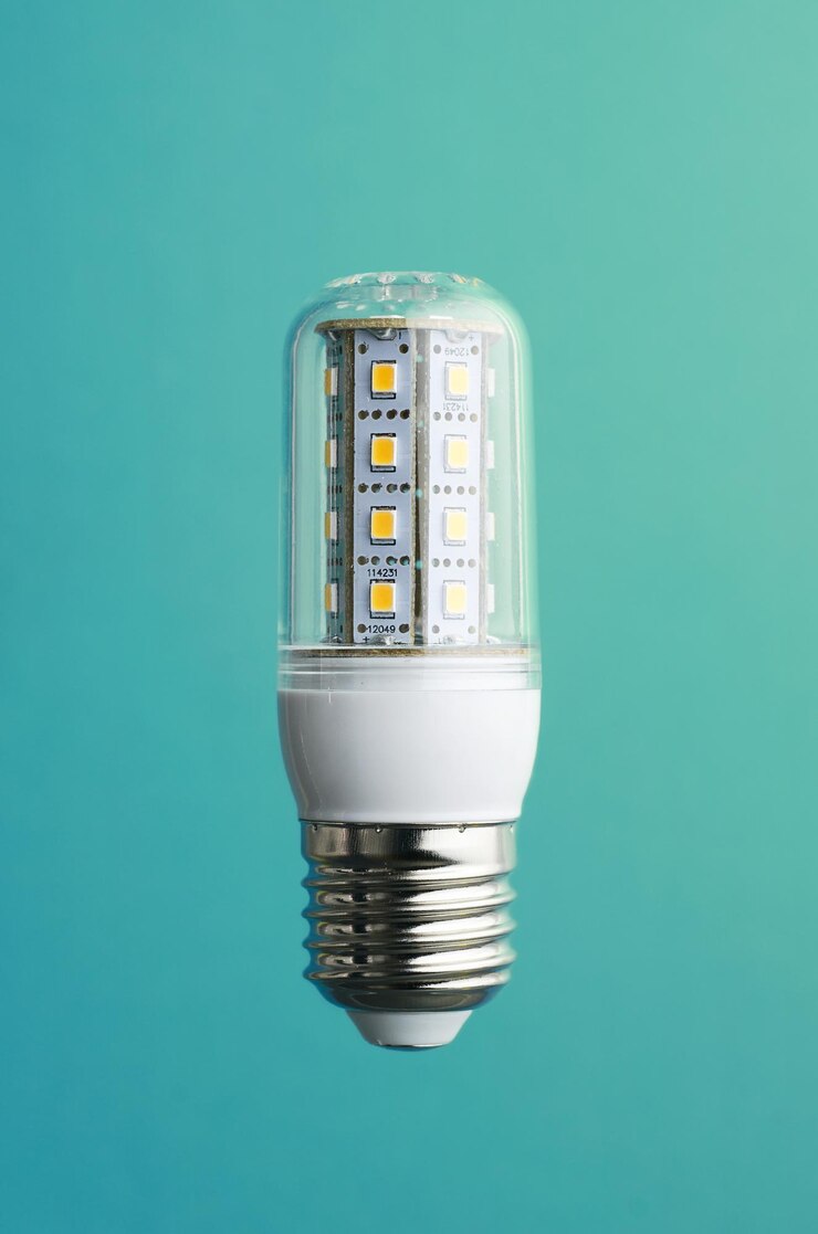 Energiesparende SMD-LED-Glühbirne auf grünem Hintergrund