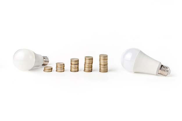 Energiesparlampe LED-Glühbirne und Münzen Strompreise