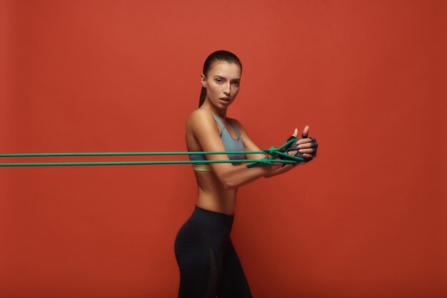 Energize sua vida todos os dias, mulher esportiva fazendo exercícios