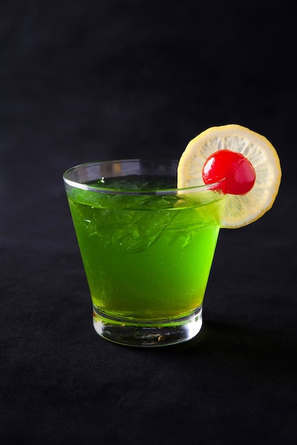 Foto energizer cocktail mit kirsche und zitrone