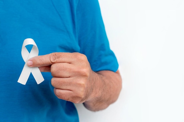 Foto enero blanco, campaña de concienciación sobre salud mental. hombre que sostiene una cinta blanca.