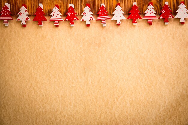 Foto enfeite de árvore de natal em branco de cartão de papel vintage. conceito de férias de natal