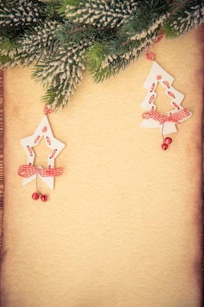 Foto enfeite de árvore de natal em branco de cartão de papel vintage. conceito de férias de natal