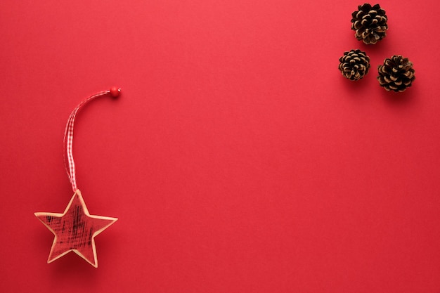 Foto enfeite de árvore de natal em forma de estrela em fundo vermelho