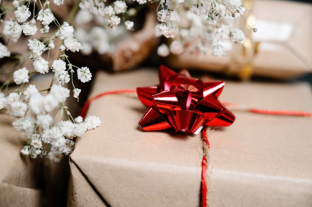 Enfeite de flor vermelha no presente de Natal com flores brancas