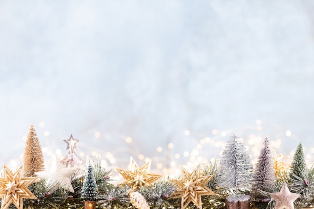 Enfeite de Natal com luzes de corda sobre fundo azul.