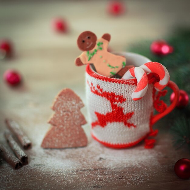 Enfeite de natal e doces em uma mesa de madeira