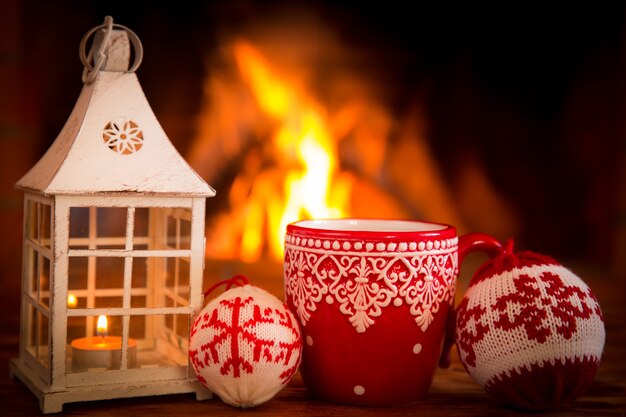 Enfeite de Natal perto da lareira. Conceito de férias de inverno