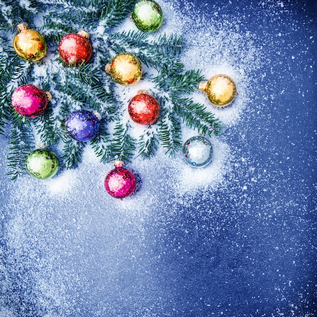 Enfeites coloridos de decorações de Natal. Fundo de férias com tons de azul neve