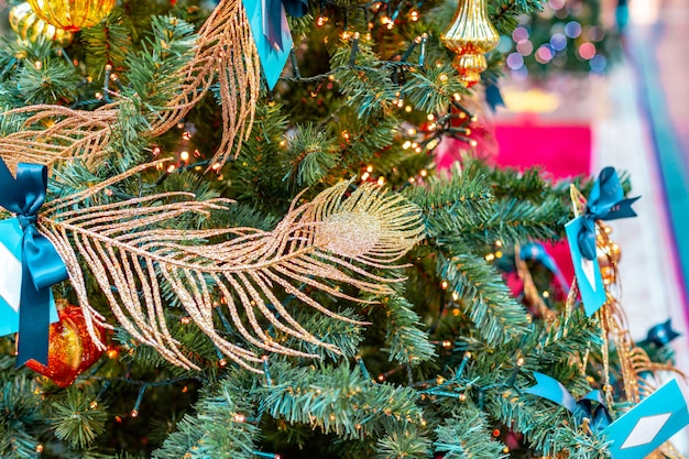 Enfeites de árvore de Natal. Árvore de Natal com lindos brinquedos brilhantes. Conceito de férias de inverno.