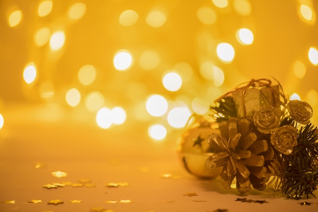 Enfeites de decoração de Natal com galhos de árvore do abeto na placa de madeira com luz turva
