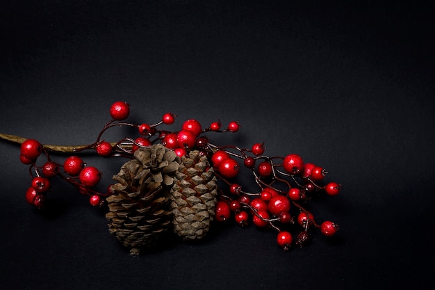 Enfeites de Natal. Bolas. Brinquedos. Papai Noel, velas, presentes.