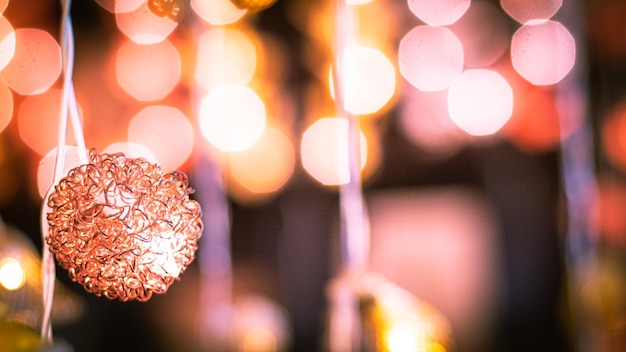 Enfeites de Natal bolas de Natal lâmpadas ou bolhas de Natal decoram a árvore