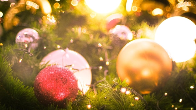 Enfeites de Natal bolas de Natal lâmpadas ou bolhas de Natal decoram a árvore