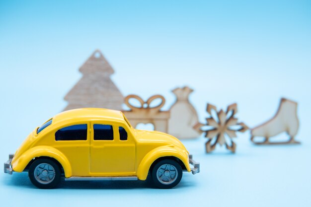 Enfeites de natal com um carro amarelo