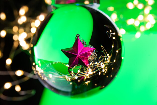 Enfeites de Natal de enfeites de Natal vistos através de uma bola de lente com foco seletivo de fundo preto