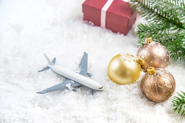 Enfeites de natal e avião de brinquedo