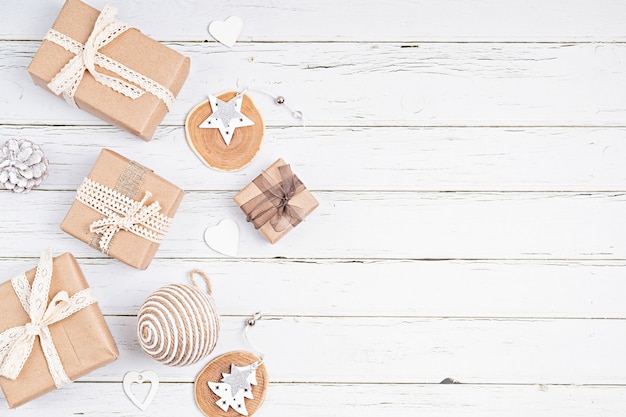 Enfeites de Natal e caixas de presente embrulhados em papel artesanal orgânico, vista de cima plana, espaço de cópia. Férias de inverno, cartão de Natal