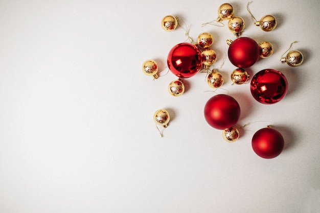 Enfeites de natal em fundo branco isolado