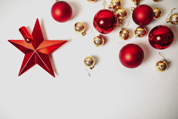 Enfeites de natal em fundo branco isolado