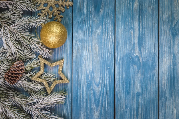 Foto enfeites de natal em fundo de madeira. copie o espaço para o texto.