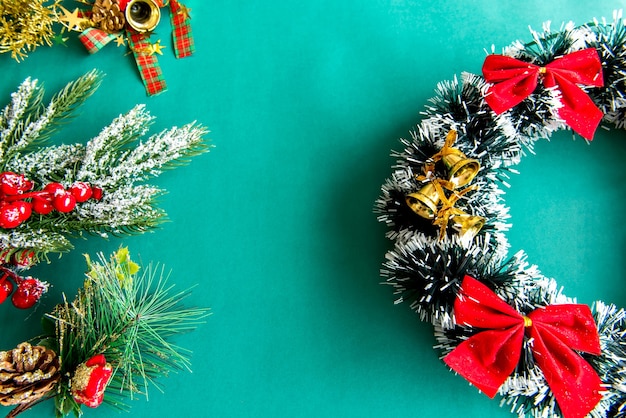 Enfeites de Natal em fundo verde.