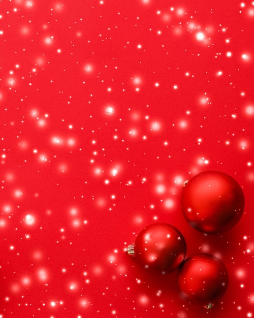 Enfeites de Natal em fundo vermelho com cartão de férias de inverno de luxo com brilho de neve