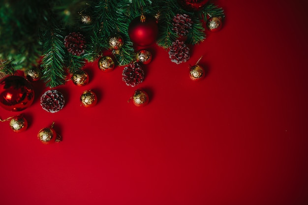 Enfeites de Natal em fundo vermelho