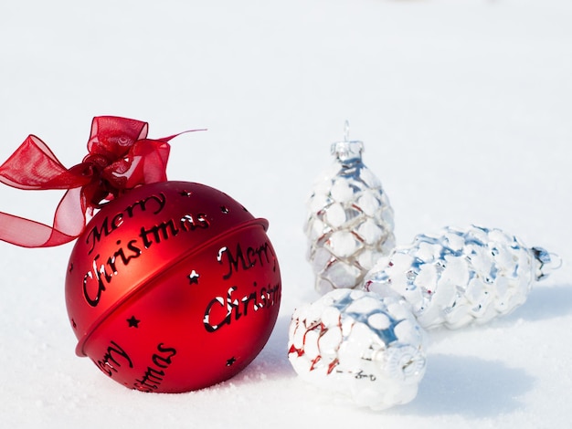 Enfeites de Natal na neve virgem.