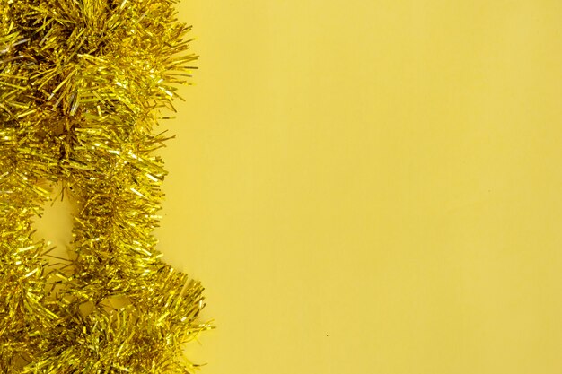 Enfeites De Natal No Papel Amarelo. Composição Minimalista de Natal
