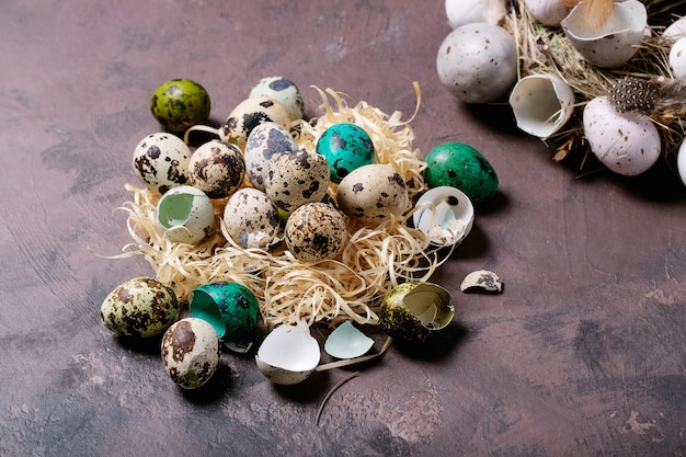 Enfeites de ovos de Páscoa em uma mesa