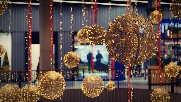 Foto enfeites e luzes na árvore de natal decorada
