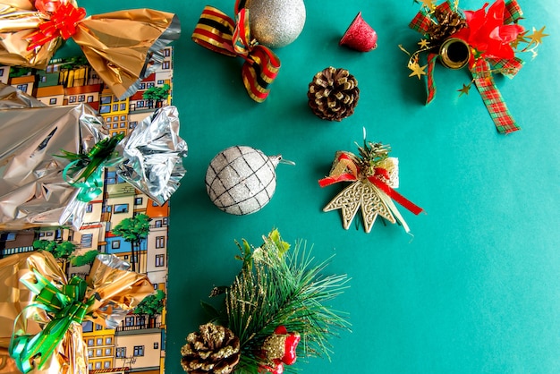 Enfeites e presentes de Natal em fundo vermelho e verde