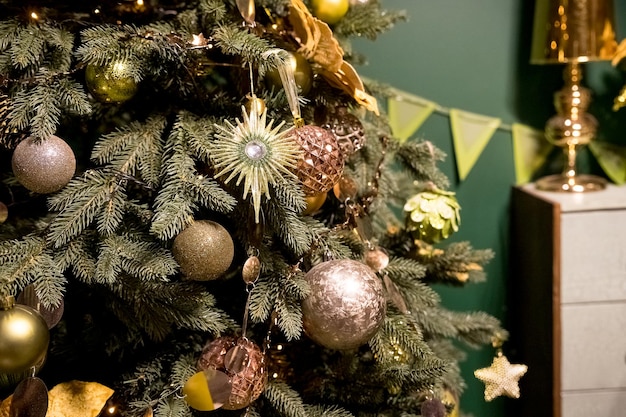 Decoração de natal vintage árvore de natal e presentes aconchegante manhã  de inverno