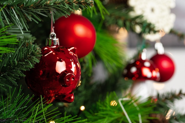 Enfeites vermelhos e brancos pendurados em uma árvore de natal, close-up