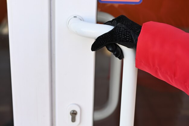 Enferma joven abre la puerta