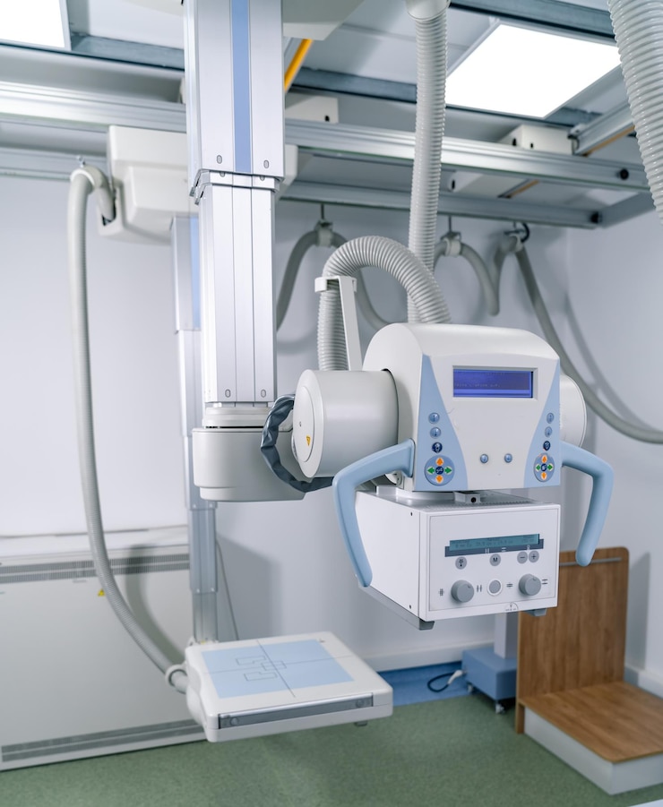 Foto enfermaria de hospital de emergência com raio-x. equipamento cirúrgico moderno na enfermaria da clínica branca.