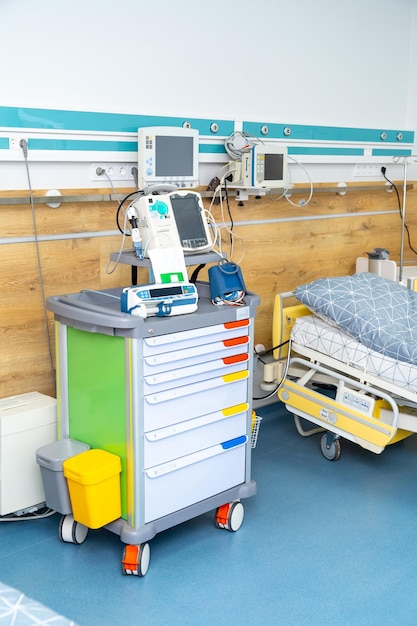 Enfermaria do paciente do hospital ou interior do quarto vazio da unidade de terapia intensiva para cuidados de enfermagem e cenário de serviço de tratamento de saúde