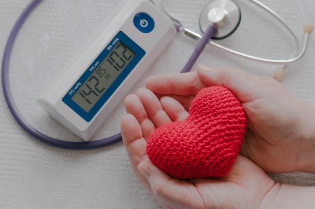 Foto las enfermedades cardiovasculares y la hipertensión son enfermedades comunes en los ancianos.