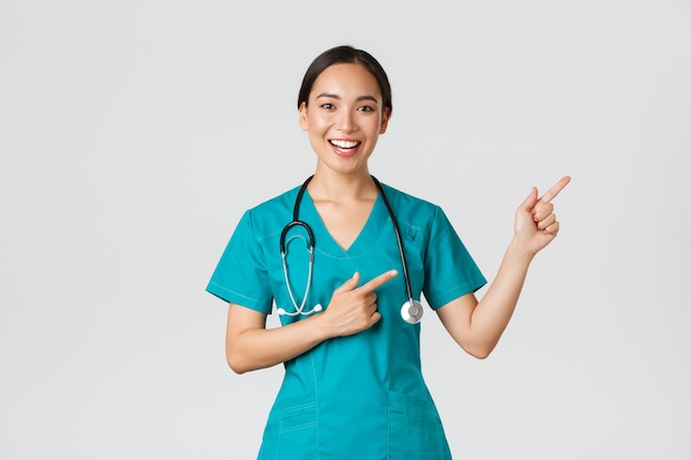 Enfermeira asiática da área de saúde posando
