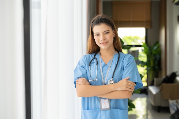 Enfermeira asiática em pé no hospital