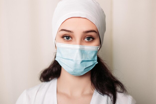 Enfermeira com bata médica e máscara facial
