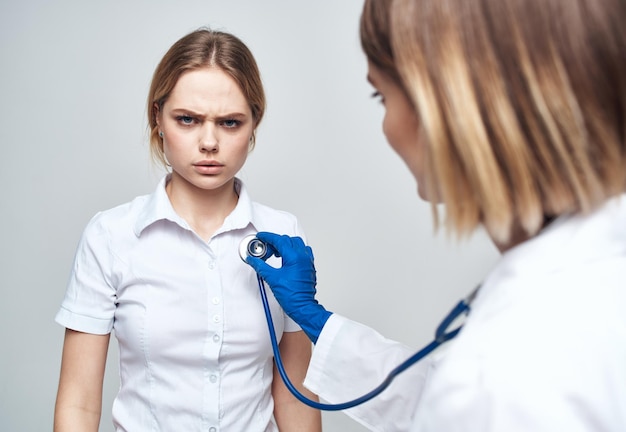 Enfermeira com luvas azuis e medicamento paciente estetoscópio foto de alta qualidade