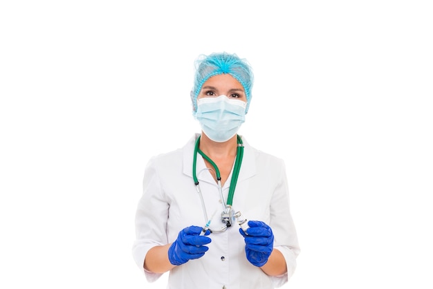 Enfermeira com máscara e boné com seringa nas mãos isoladas no fundo branco