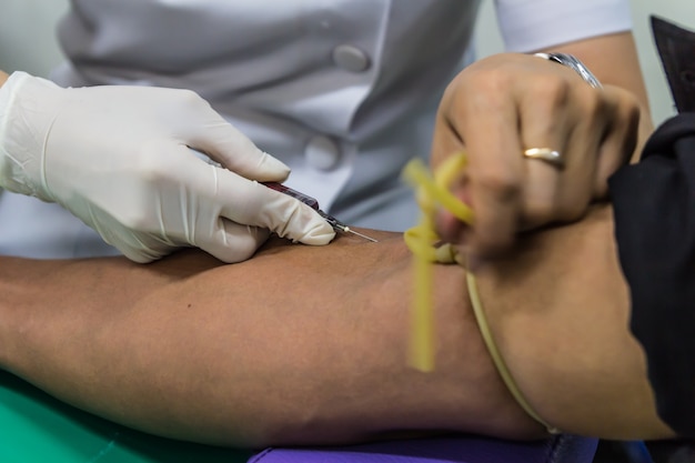 Enfermeira com seringa está tomando sangue para teste no laboratório