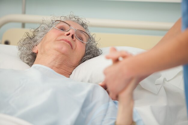 Enfermeira cuidando da velha