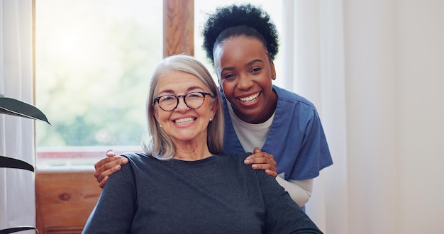 Foto enfermeira de cuidados seniores e mulher idosa com sorriso retrato e saúde em casa de repouso apoio bondade e rosto feliz do cuidador com idoso com serviço de cuidados domiciliares de aposentadoria em casa juntos